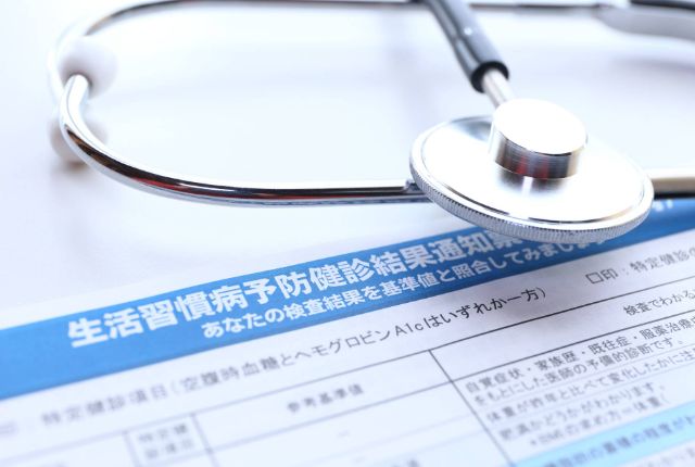 健康診断の結果用紙と聴診器
