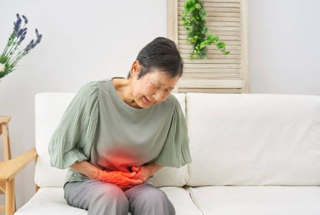 腹痛を起こしている女性