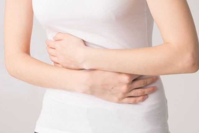 腹痛を起こしている女性