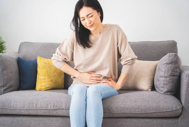 腹痛を起こしている女性