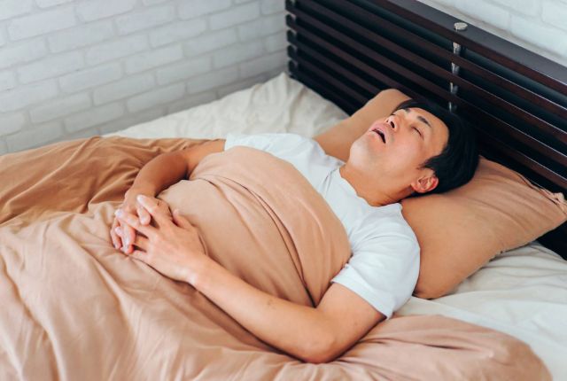 いびきをかきながら寝ている男性