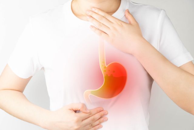 胃と食道に違和感を感じている女性