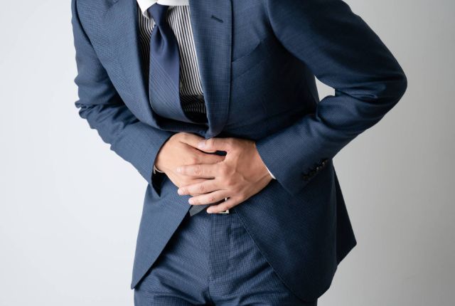 腹痛を起こしている男性