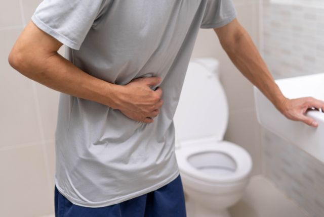 トイレで腹痛を起こしている男性